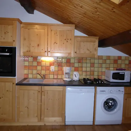 2 Pieces Avec Parking, Proche Commerces Et Telecabine - Fr-1-464-146 Appartement *