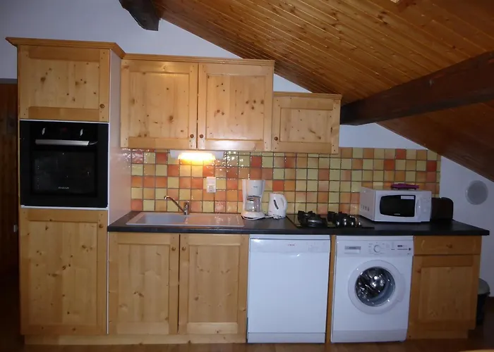 2 Pieces Avec Parking, Proche Commerces Et Telecabine - Fr-1-464-146 Appartement *